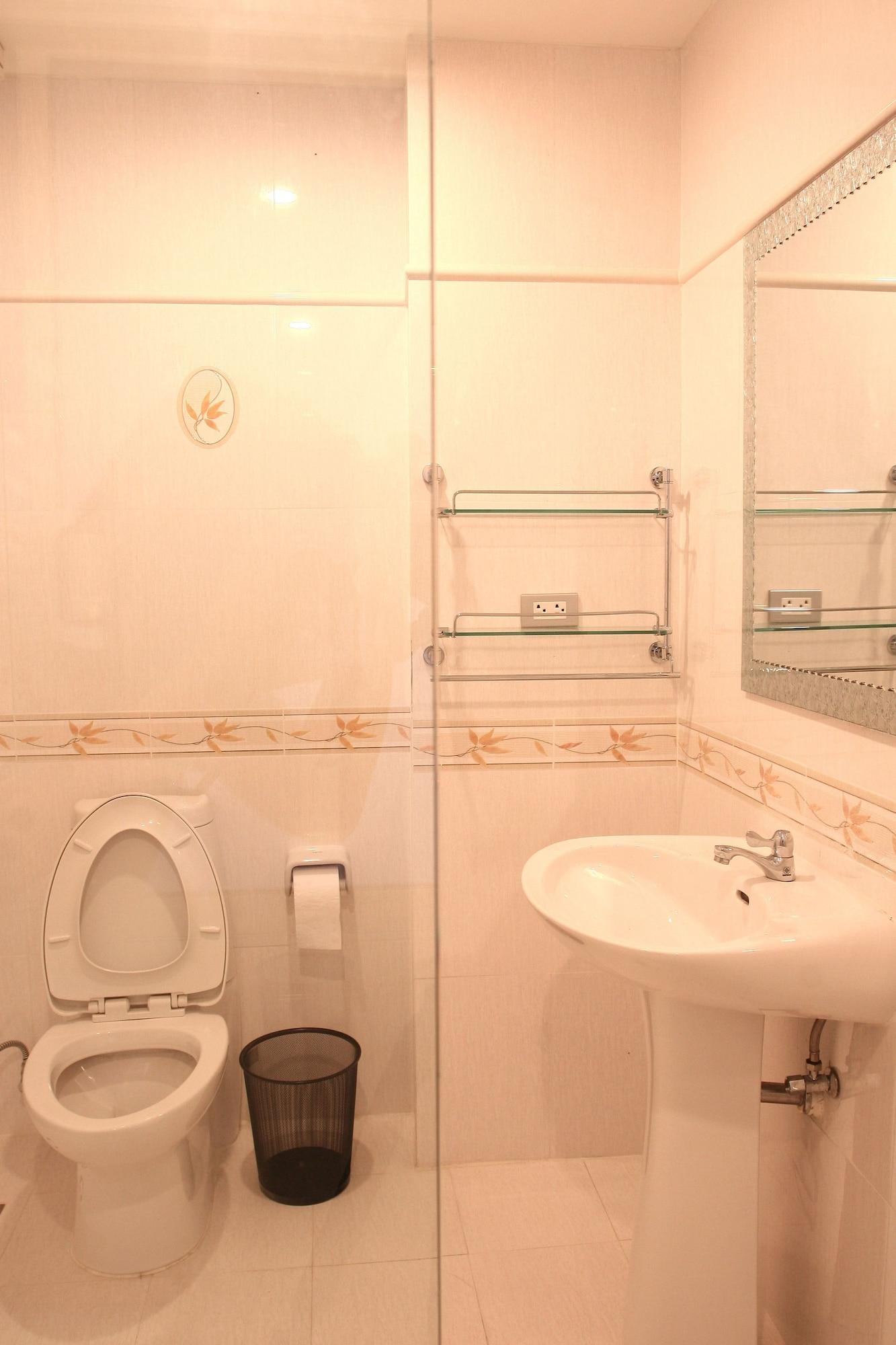 Mirth Sathorn Hotel Bangkok Ngoại thất bức ảnh